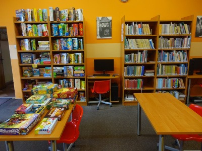Gry planszowe w miejskiej bibliotece w Pasłęku